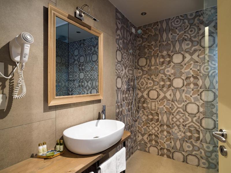 Standard Double Room image 3