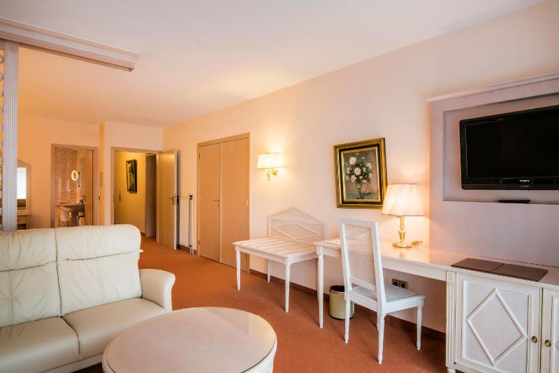 Family Room image 3
