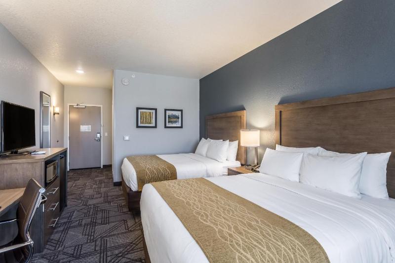 Queen Room with Two Queen Beds - Non-Smoking/Interior Corridor image 2