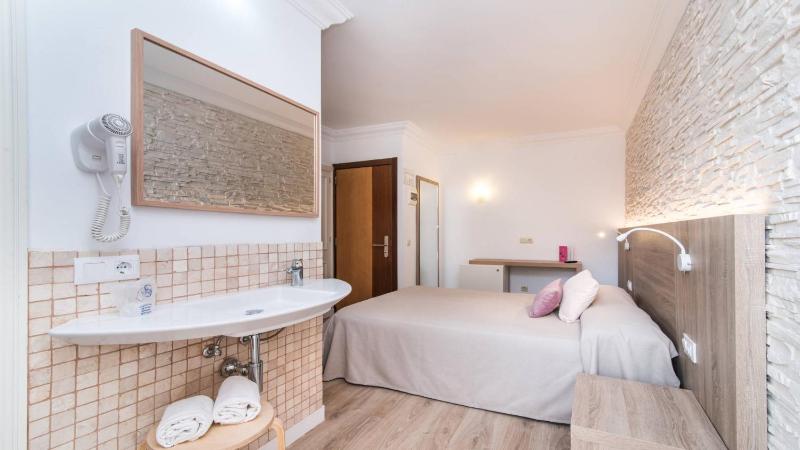 Single Room image 4