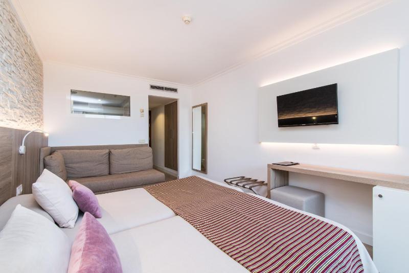 Double Room with Sea View image 2