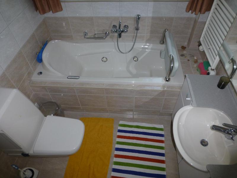 Single Room with Shared Bathroom image 4
