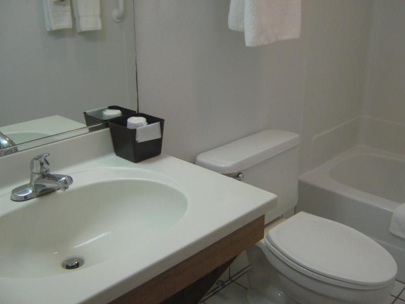 Queen Room - Non-Smoking image 2