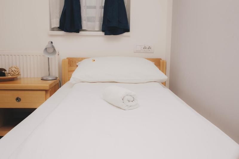 Economy Twin Room image 4