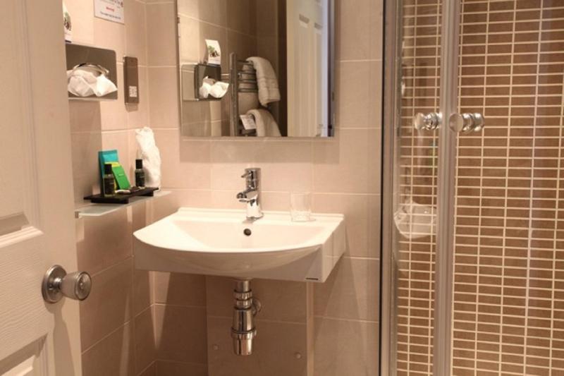 Standard Single Room image 4