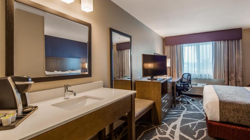 King Room with Bath Tub - Disability Access image 4