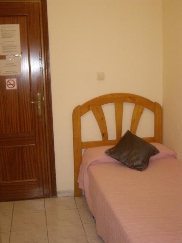Single Room with Shared Bathroom image 3