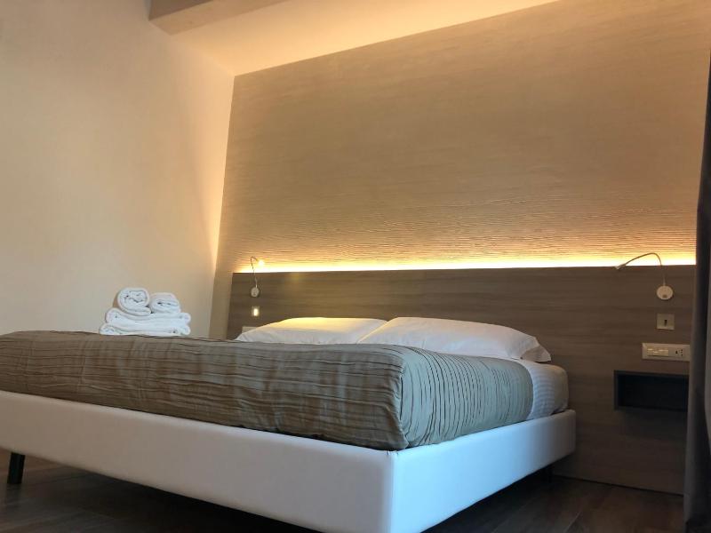 Standard King Room image 4