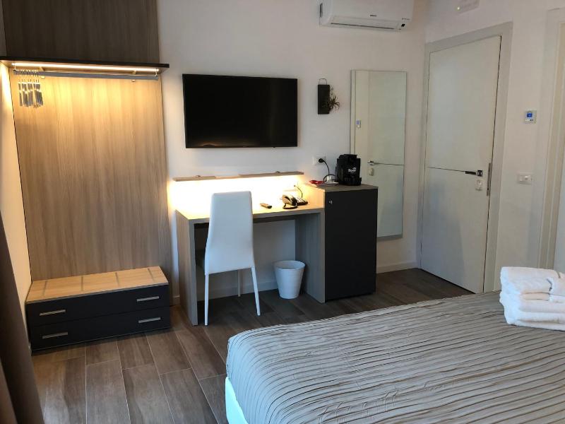 Standard King Room image 3