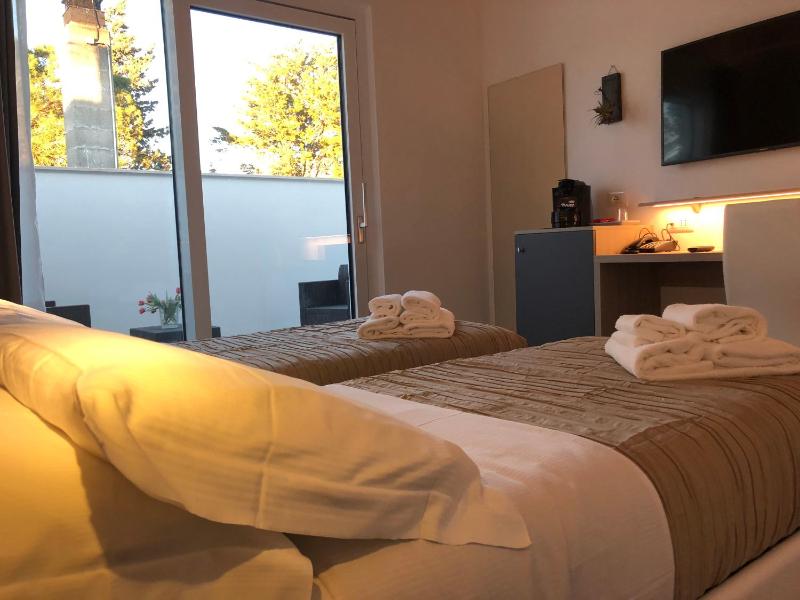 Standard King Room image 2