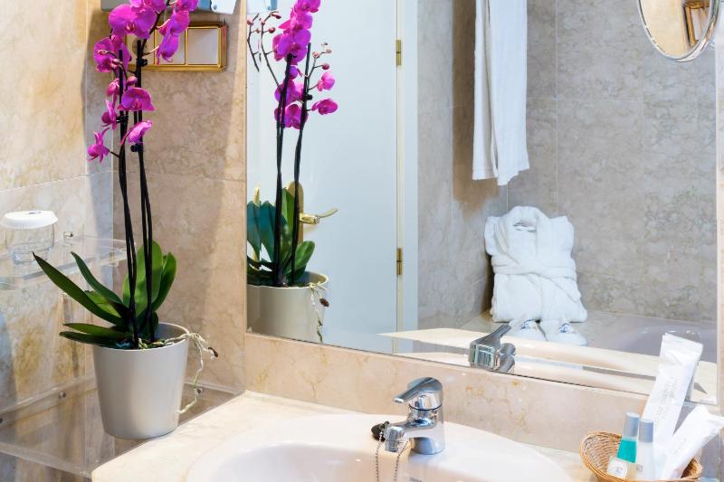 Double or Twin Room image 3