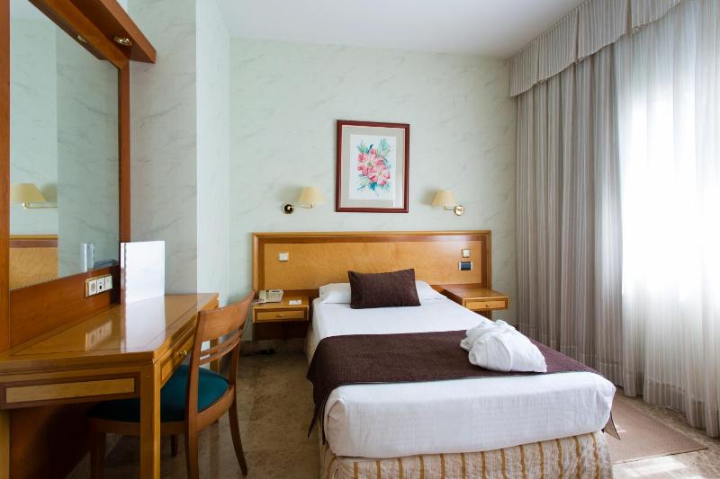Single Room image 3