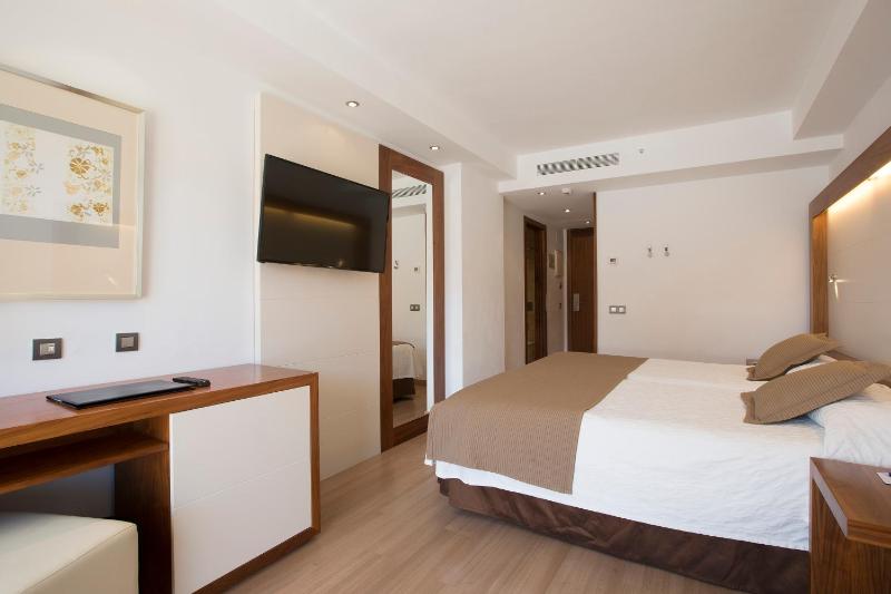Standard Twin Room image 1