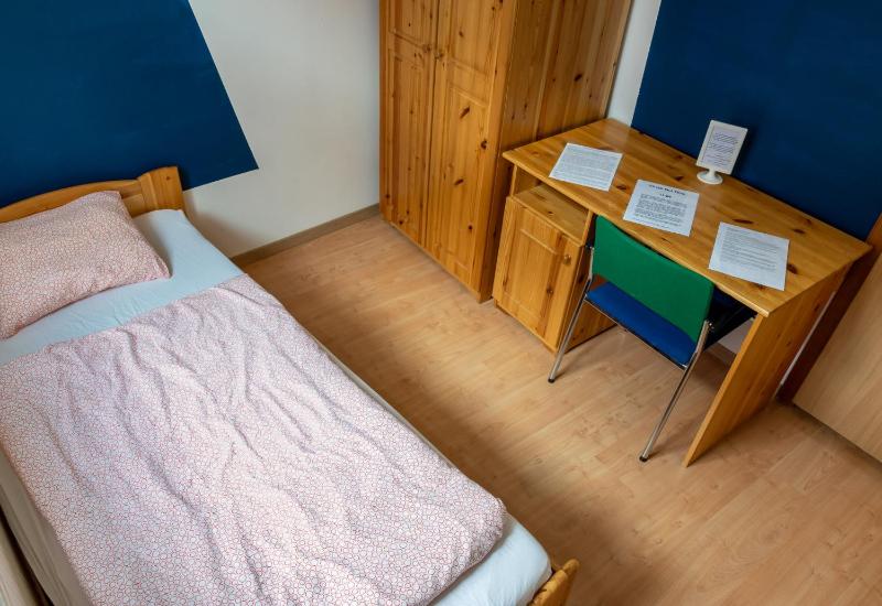 Single Room with Shared Shower and Toilet image 3
