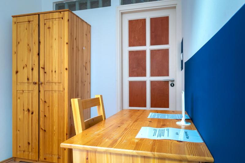 Single Room with Shared Shower and Toilet image 4