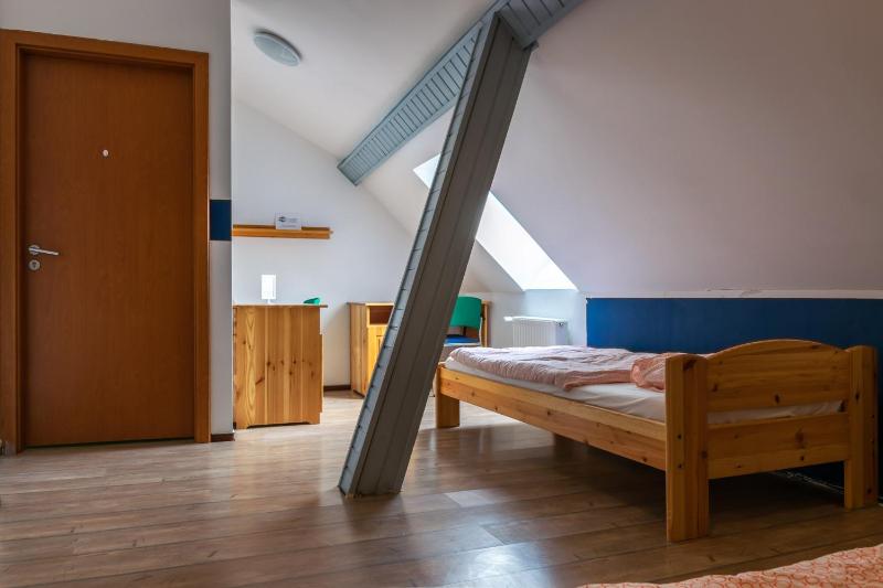 Budget Twin Room image 3