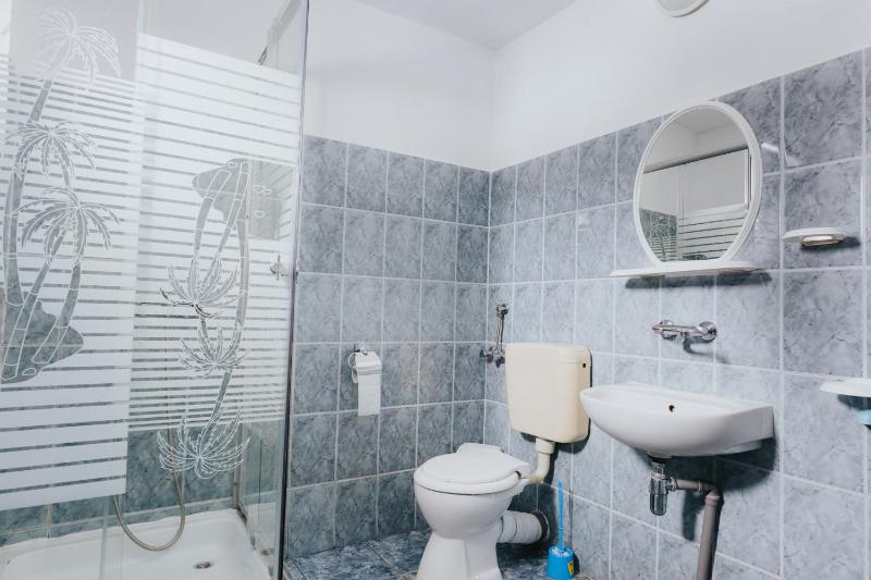 Twin Room with Private Bathroom image 2
