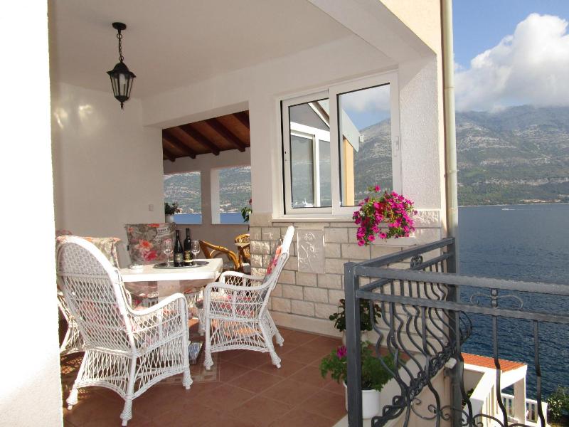 Private Entrance Two-Bedroom Apartment with Sea View and Terrace image 4