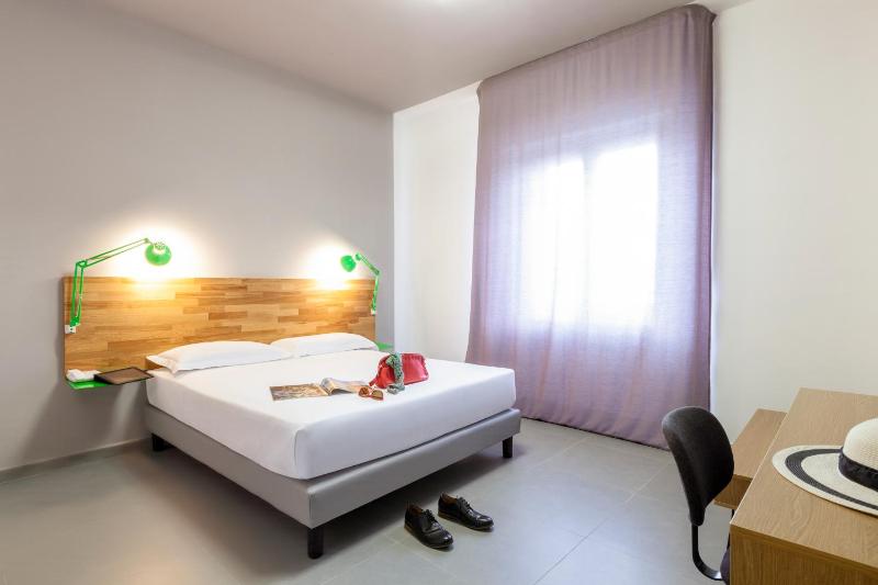 Standard Double Room image 3