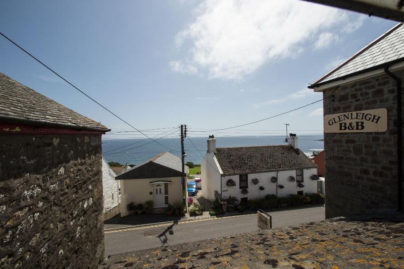 Twin Room with Sea View image 3