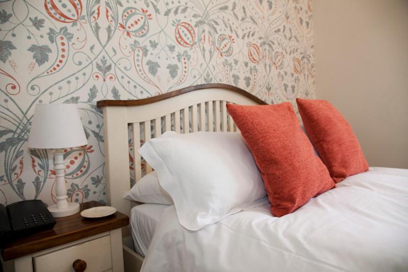 Classic Double Room image 3