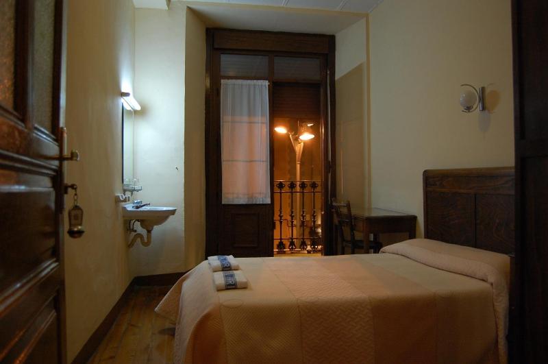 Twin Room with External Private Bathroom image 2