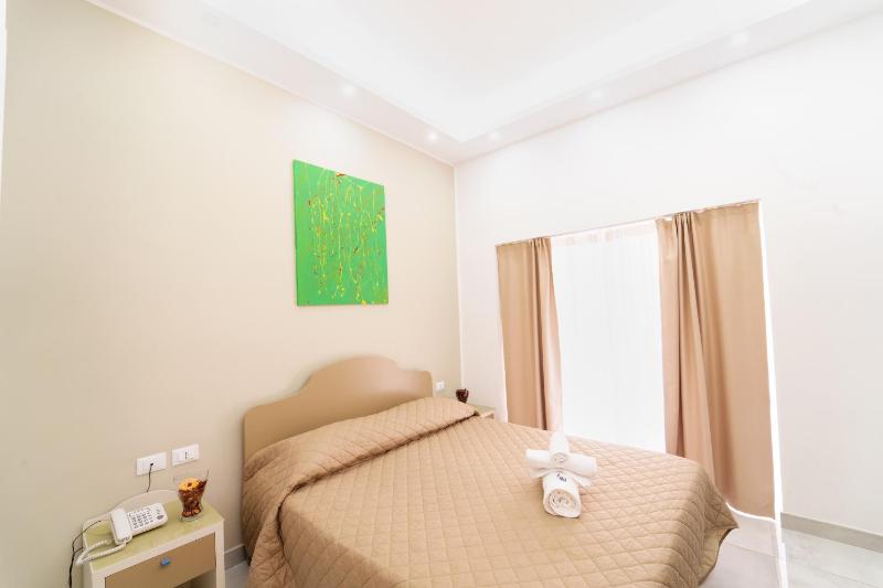 Standard Double Room image 4