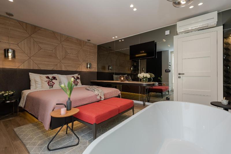 Deluxe Double Room with Bath image 4