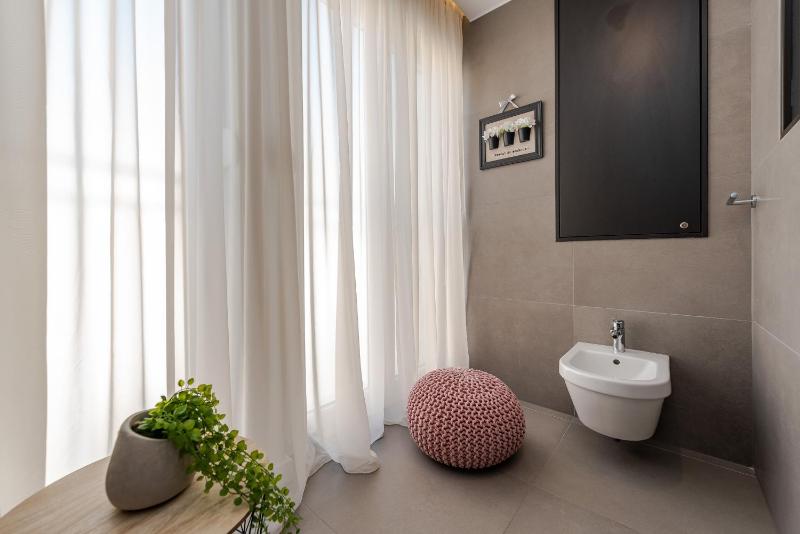 Deluxe Double Room with Bath image 2