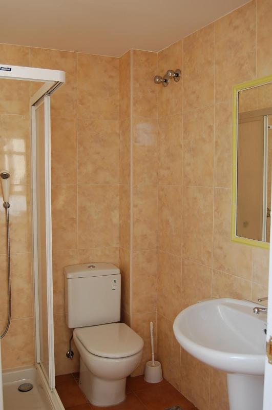 Twin Room with External Private Bathroom image 1