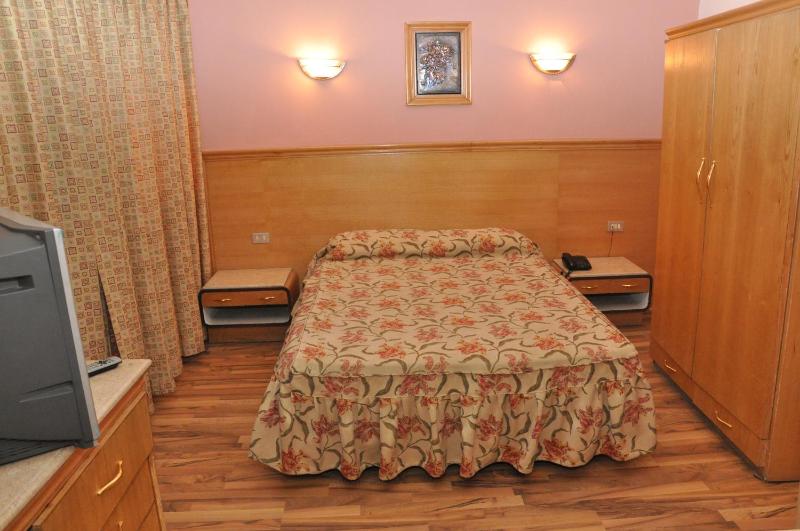 Standard Double or Twin Room image 1