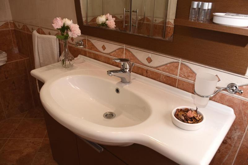 Triple Room with Bathroom image 3