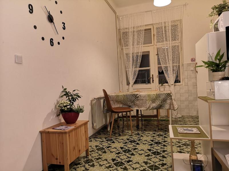 One-Bedroom Apartment image 4