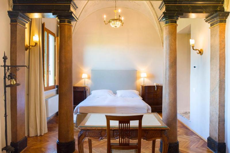 Deluxe Double Room image 2