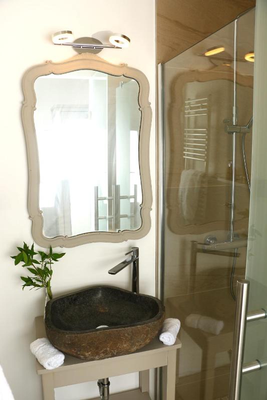 Queen Room with Balcony image 2