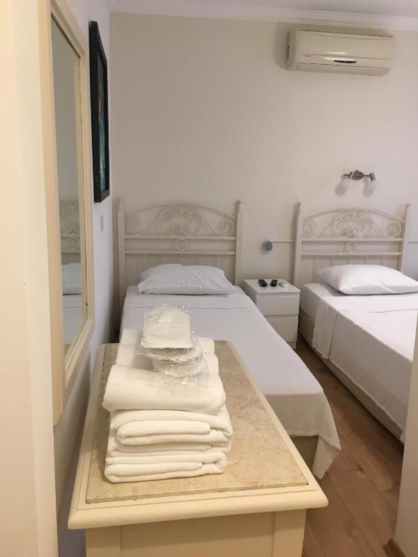 Economy Triple Room image 3