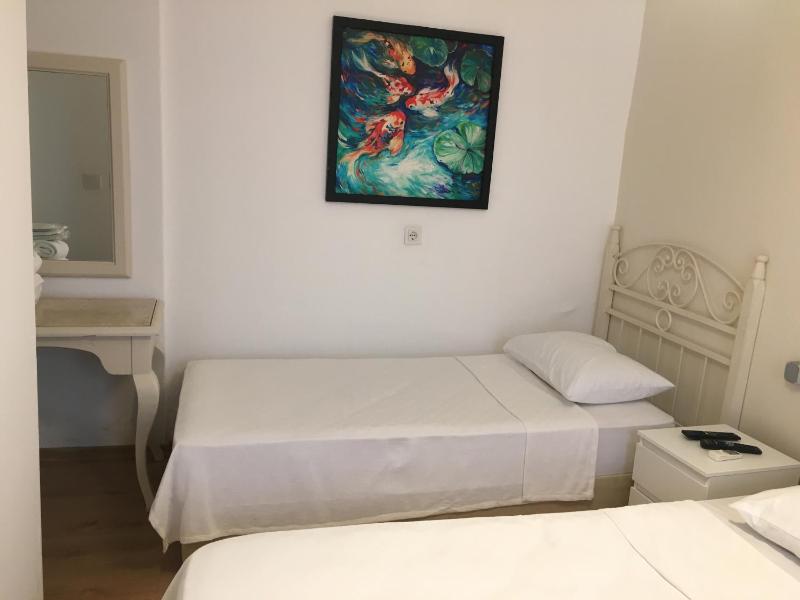 Economy Triple Room image 4