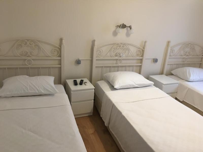 Economy Triple Room image 2
