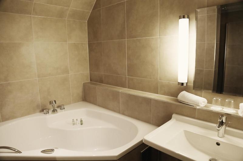 Suite with Spa Bath image 4