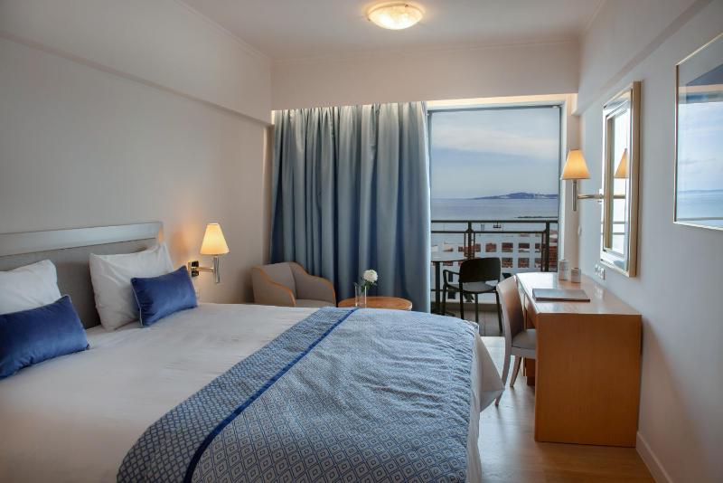 Deluxe Double or Twin Room with Sea View image 3