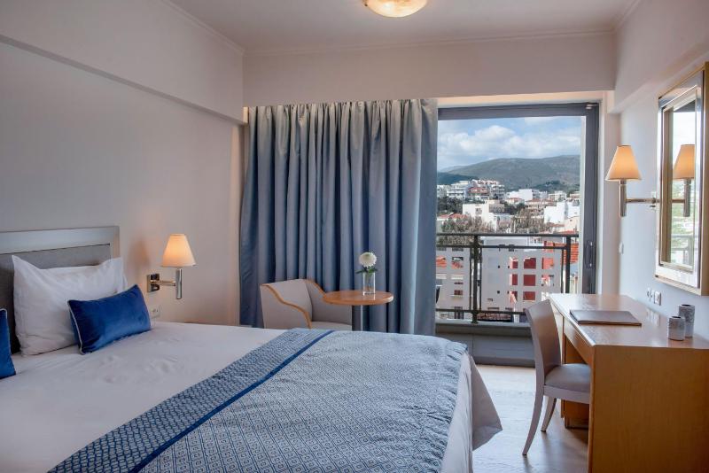 Deluxe Double or Twin Room with Sea View image 2
