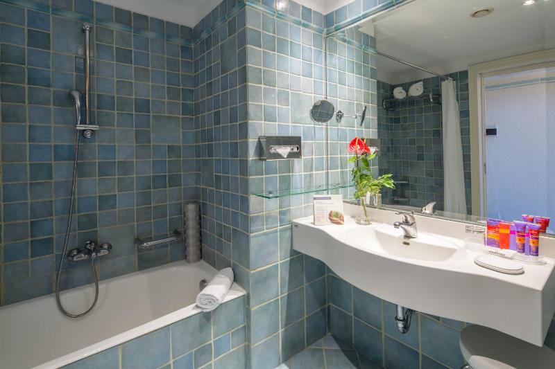 Deluxe Double or Twin Room with Sea View image 4