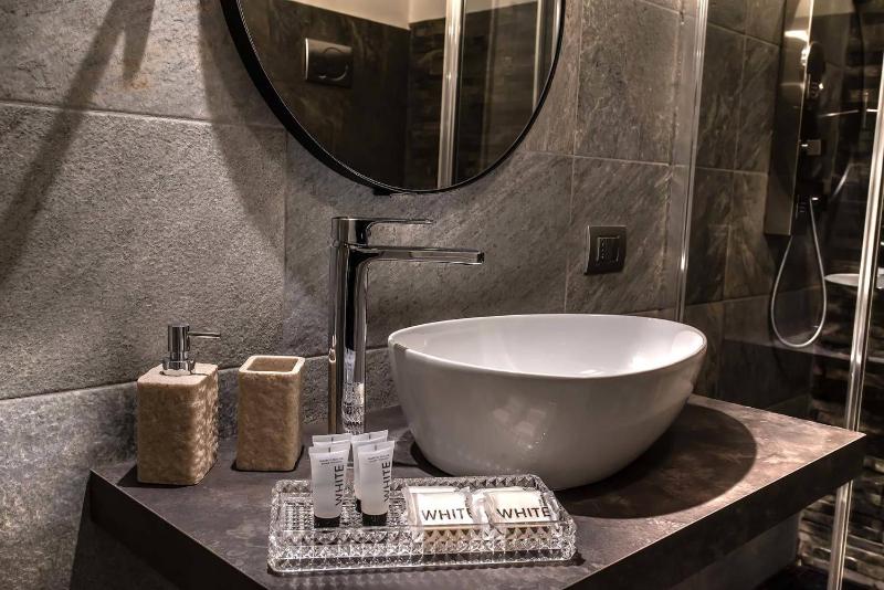 One-Bedroom Apartment - Split Level image 3