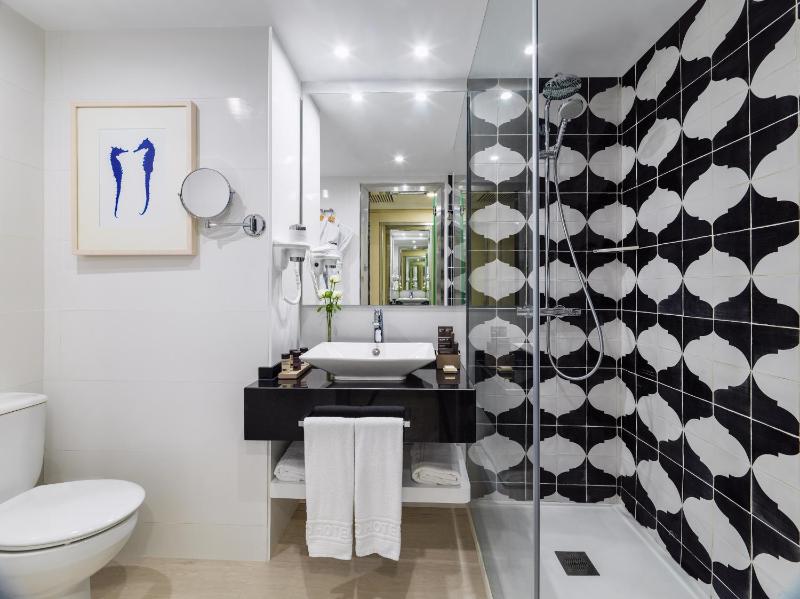 Superior Double or Twin Room with Sea View image 4