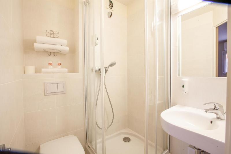 Double Room image 4