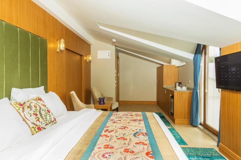 Deluxe Double Room with Balcony and Sea View image 4