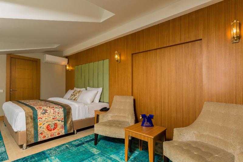 Deluxe Double Room with Balcony and Sea View image 3