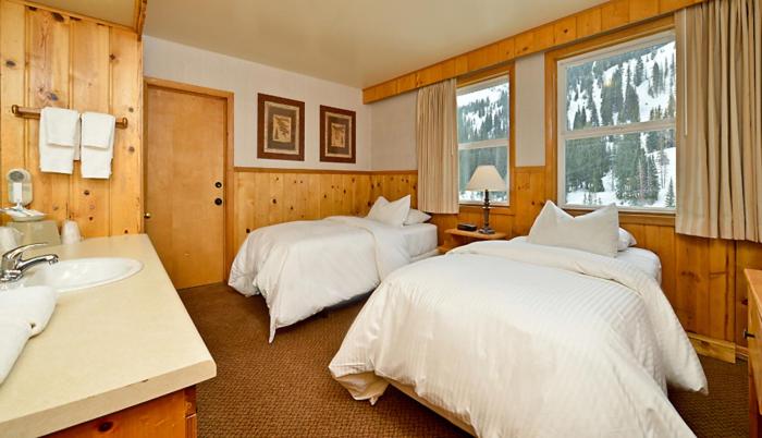 Twin Room with Two Twin Beds image 3