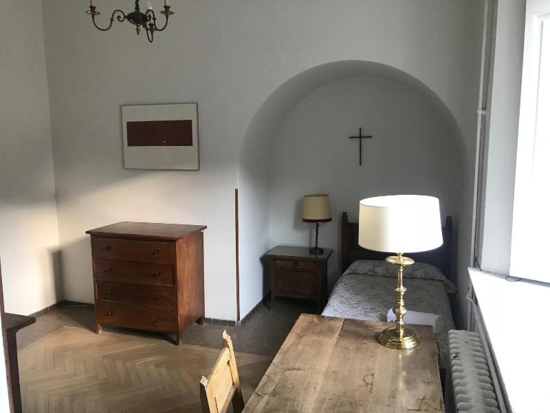 Single Room with Shared Bathroom image 4