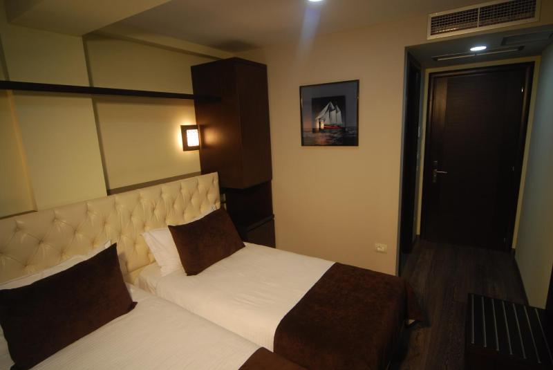 Standard Twin Room image 3